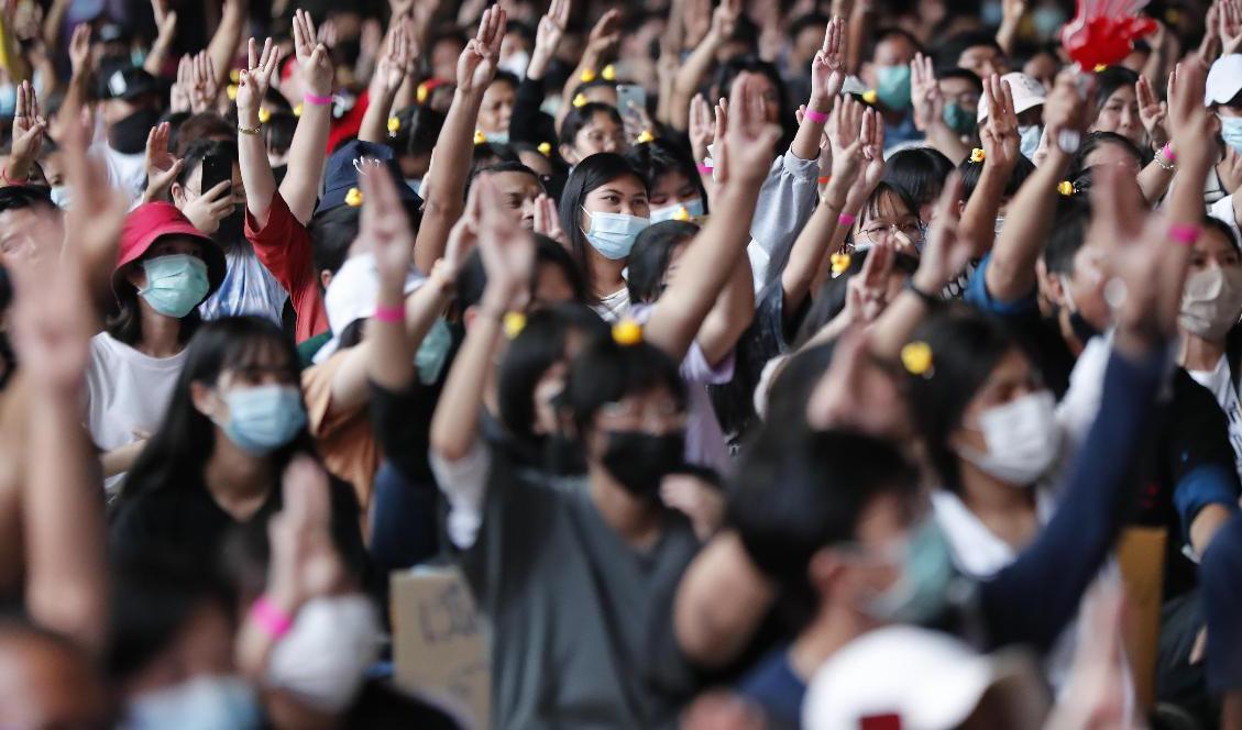 Gymnasieelever gör den regeringskritiska trefingershälsningen under lördagens demonstration i Bangkok, Foto: Thailand. Sakchai Lalit/AP/TT