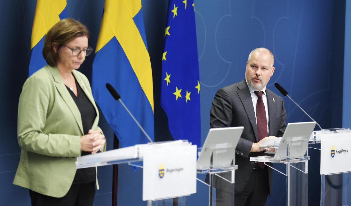 Vice statsminister Isabella Lövin (MP) och migrationsminister Morgan Johansson (S) när de i oktober bland annat presenterade de nya reglerna för ensamkommande. Arkivbild. Foto: Amir Nabizadeh/TT