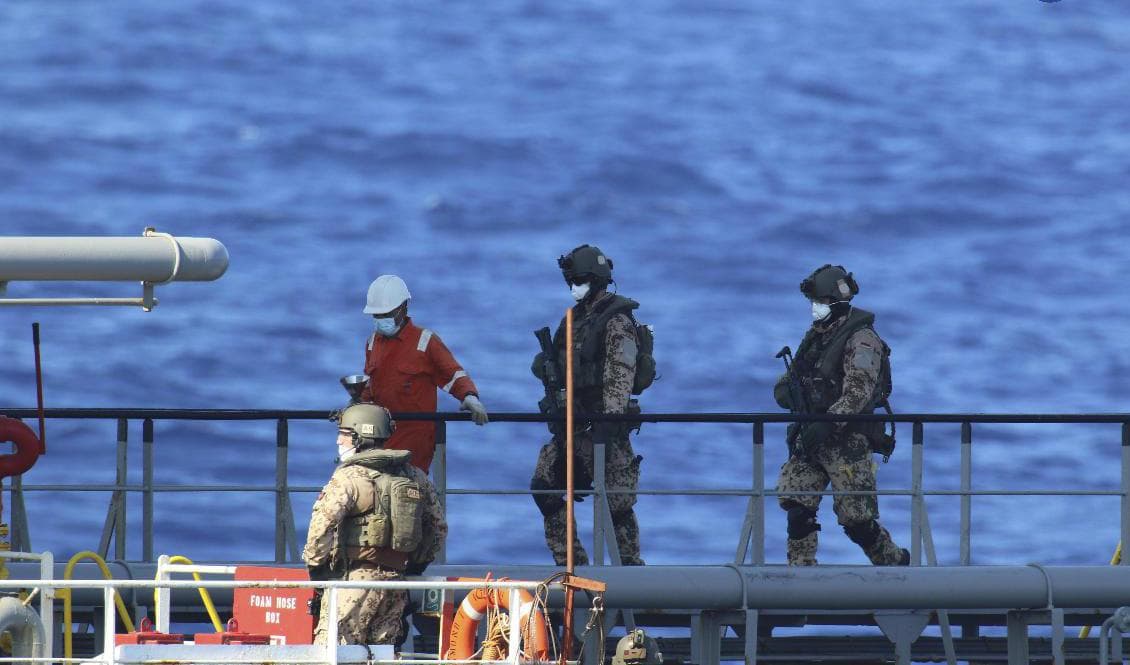 Soldater från EU-styrkan Irini vid bordningen av ett annat fartyg, i september. Foto: EUNAVFOR/Irini/Italienska försvarsdepartementet via AP/TT