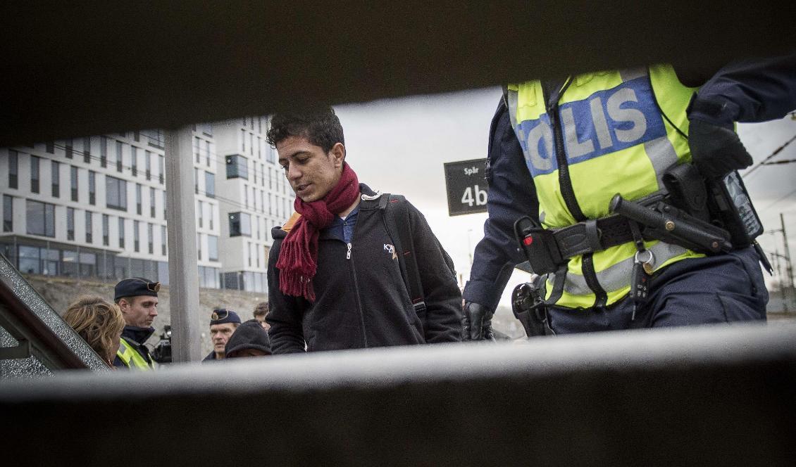 Migranter kontrolleras av polisen vid Hyllie i Malmö den 12 november 2015. Foto: Asger Ladefoged/AFP via Getty Images
