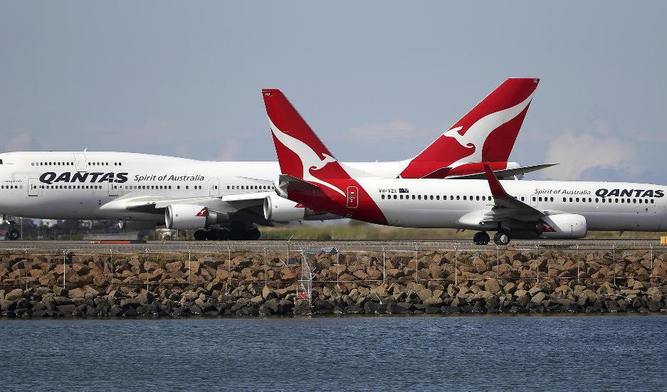 Den som vill flyga internationellt med Qantas måste kunna bevisa att hen har vaccinerats mot covid-19. Arkivbild. Foto: Rick Rycroft/AP/TT