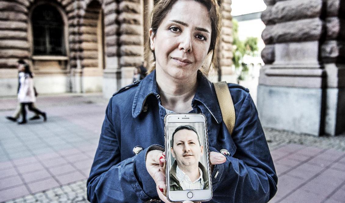 Vida Mehrannia, fru till Ahmadreza Djalali, visar upp en bild på sin dödsdömda make. Arkivbild. Foto: Tomas Oneborg/SvD/TT