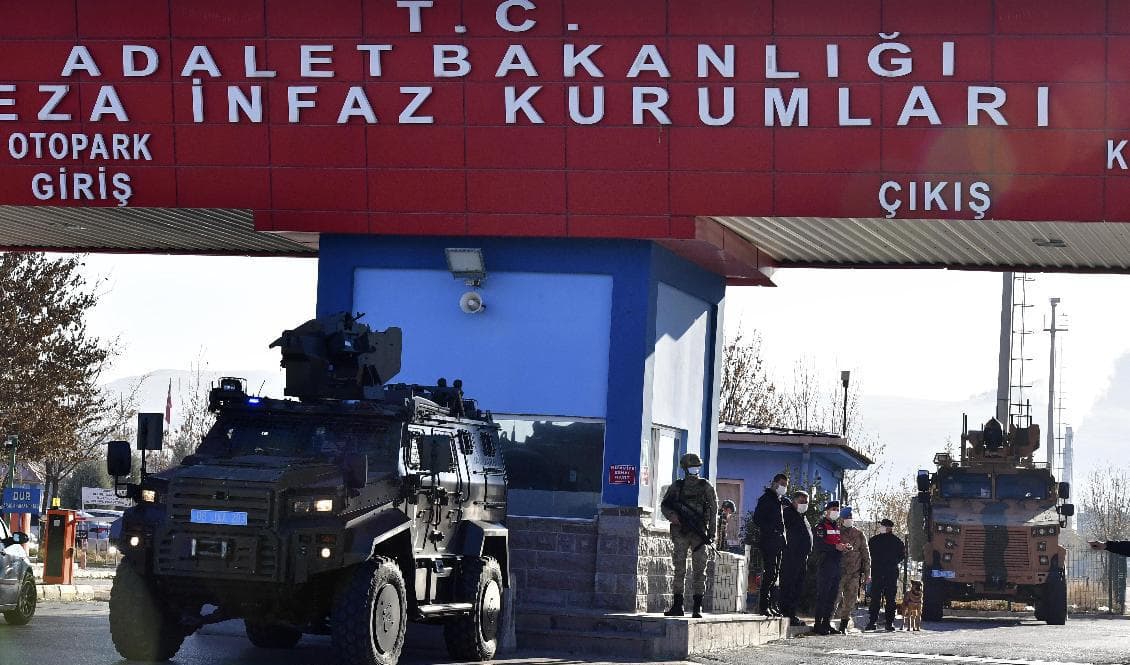 Poliser och militärer på vakt under torsdagen utanför domstolen där rättegången mot de totalt 475 åtalade ägt rum. Foto: AP/TT