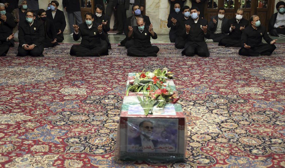 Bön under en ceremoni för den mördade kärnfysikern Mohsen Fakhrizadeh. Bilden släpptes av Irans försvarsdepartement i lördags. Foto: Irans försvarsdepartement/AP/TT