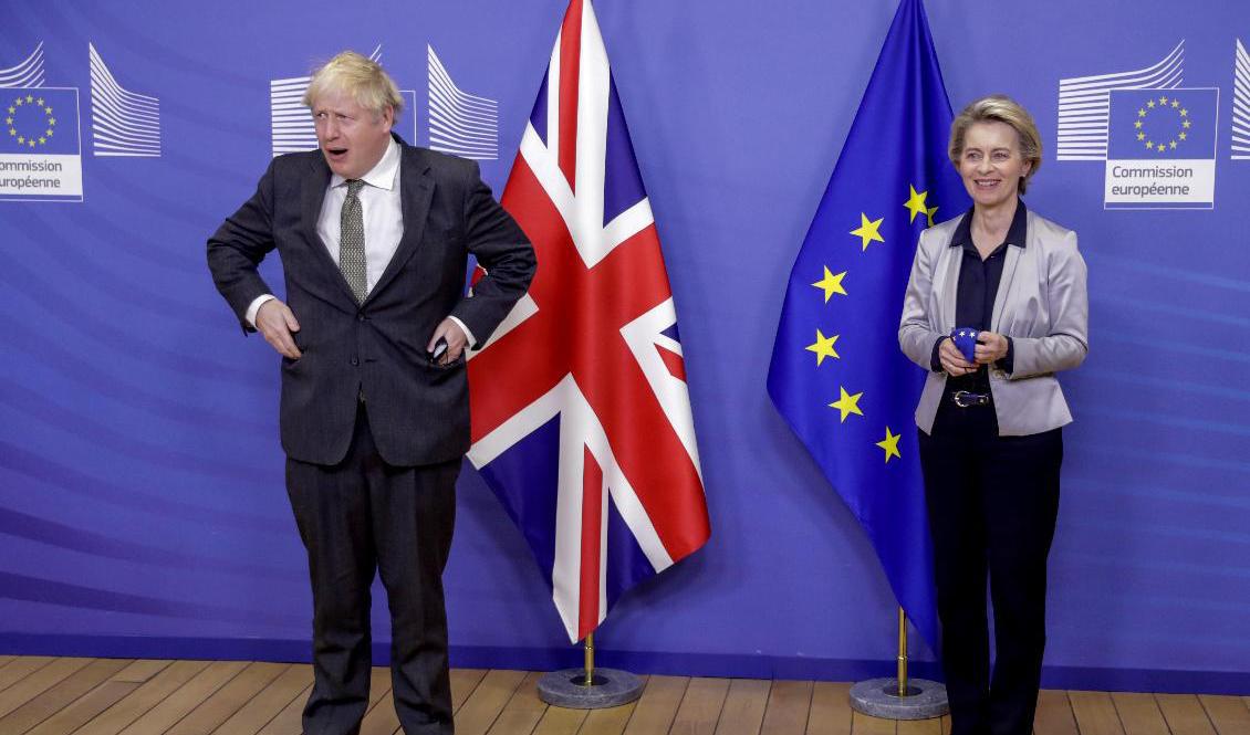 EU-kommissionens ordförande Ursula von der Leyen välkomnar Storbritanniens premiärminister Boris Johnson till Brysselmötet. Foto: Olivier Hoslet