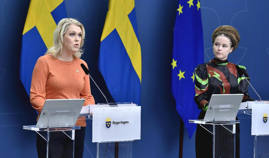 Socialminister Lena Hallengren (S) och kulturminister Amanda Lind (MP) håller en digital pressträff i Rosenbad. Foto: Jessica Gow/TT