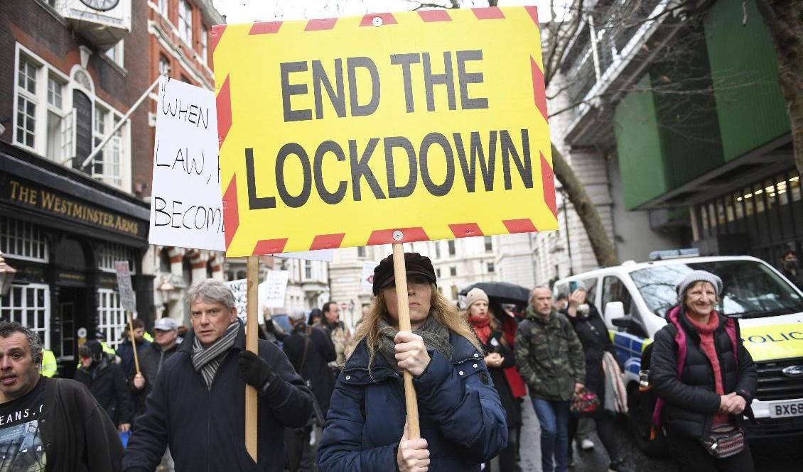 Människor deltar i en demonstration mot nedstängningar och vaccinering i Londonområdet Westminister den 14 december. Foto: Stefan Rousseau/AP/TT
