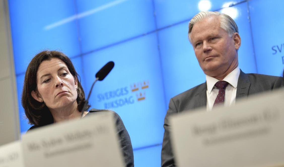 Karin Enström (M) och Hans Ekström (S) leder konstitutionsutskottets granskning av regeringens hantering av coronakrisen. Foto: Pontus Lundahl/TT