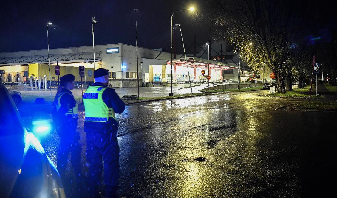 Polis på plats vid Postnords postterminal i Årsta i södra Stockholm.. Foto: Henrik Montgomery/TT