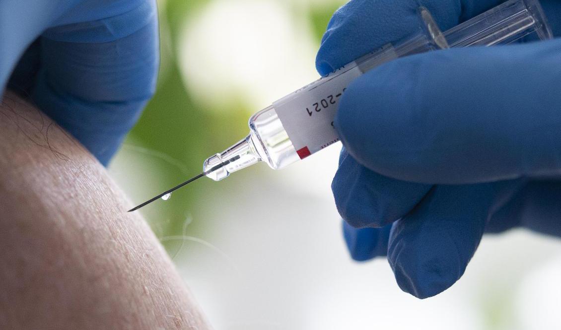 "Upplysning och öppenhet är bättre än hot om tvång", säger hälsominister Magnus Heunicke (S. Foto: Fredrik Sandberg/TT