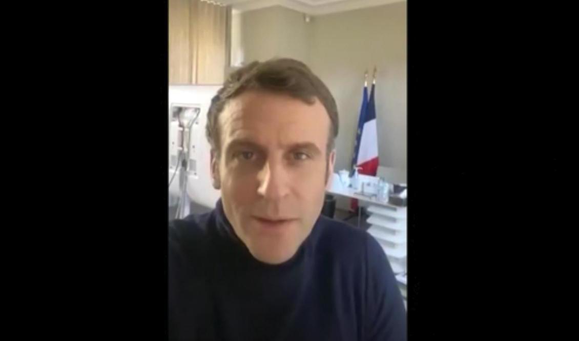 Frankrikes president Emmanuel Macron, som har testat positivt för covid-19, har lagt ut ett videoklipp på Twitter där han förklarar att han arbetar vidare men har "tappat tempo". Foto: AP/TT