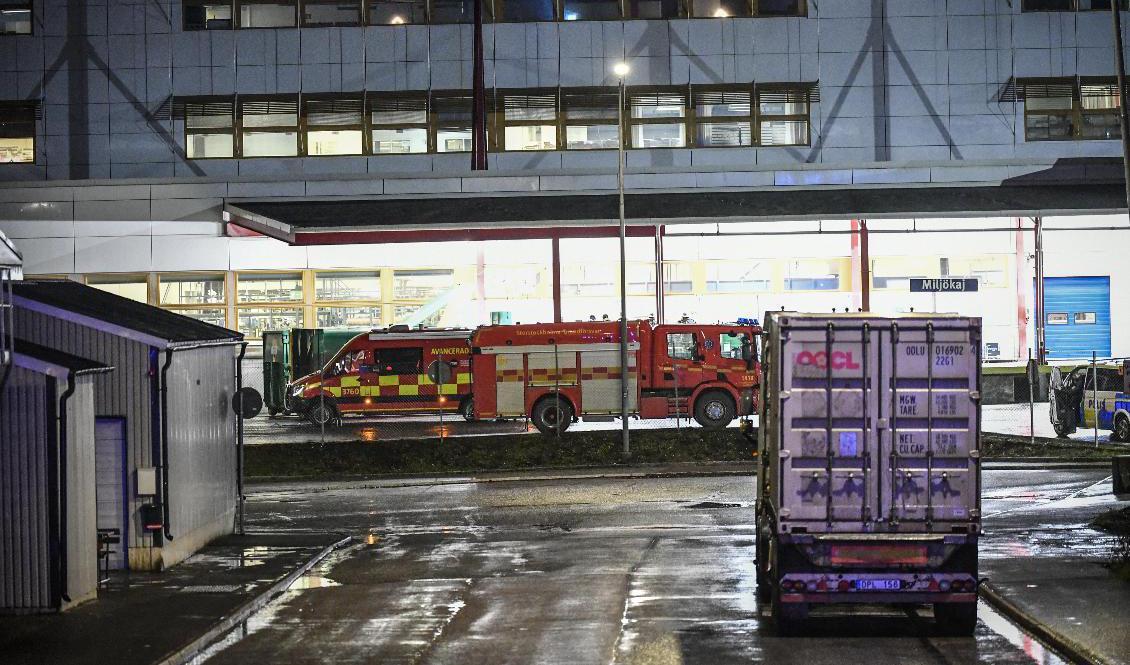 Räddningstjänst och polis kallades till Postnords postterminal i Årsta i södra Stockholm efter en explosion på fredagskvällen. Foto: Henrik Montgomery/TT