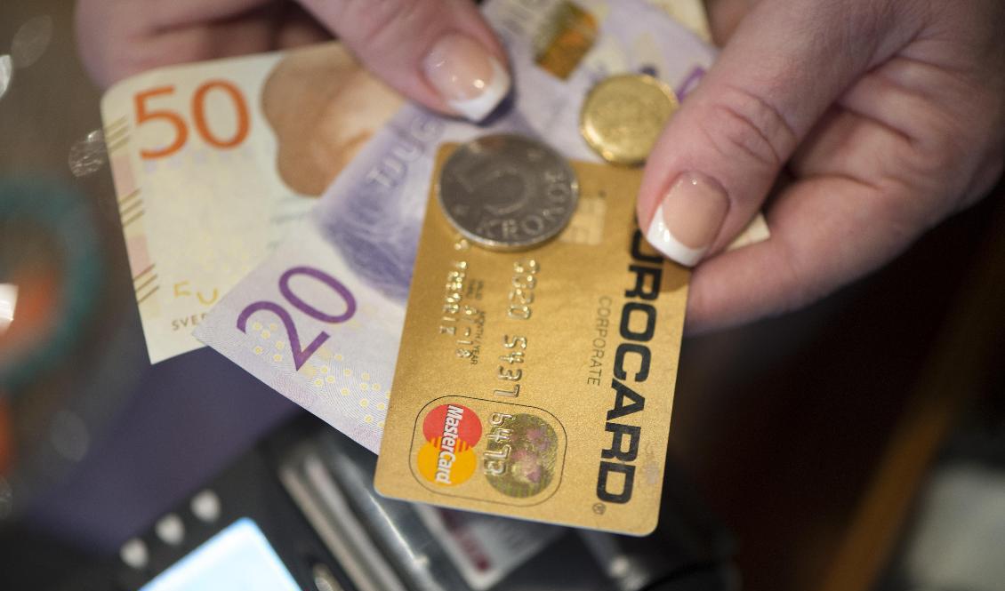 Polisen larmar om flera fall av bedrägerier mot äldre i Skåne. Arkivbild. Foto: Fredrik Sandberg/TT