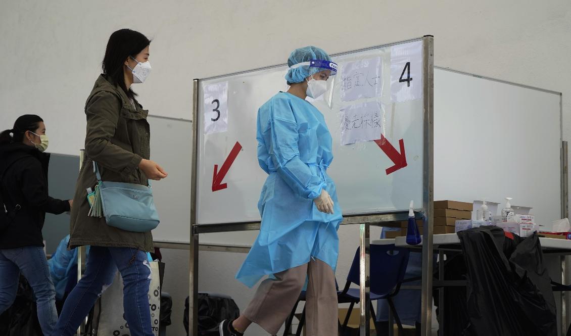 En temporär testanläggning i Hongkong. Bild från förra fredagen. Foto: Kin Cheung/AP/TT