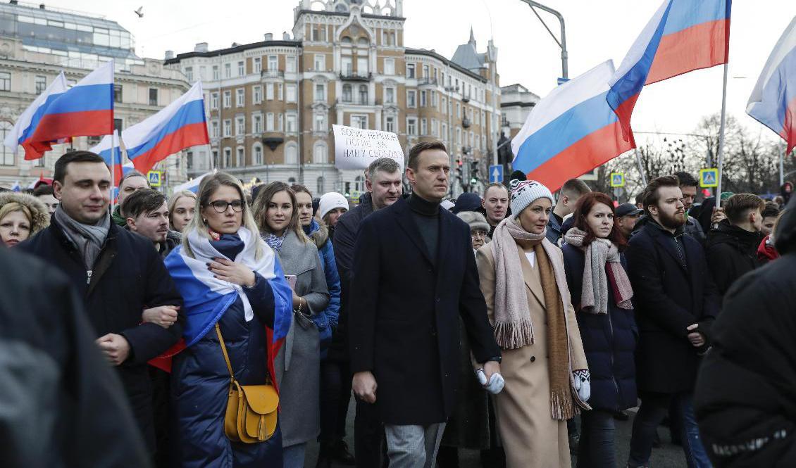 Den ryske Kremlkritikern Aleksej Navalnyj, i mitten, tillsammans med oppositionsaktivisten Ljubov Sobol, näst längs till vänster, under en manifestation i Moskva i februari. Arkivbild. Foto: Pavel Golovkin/AP/TT