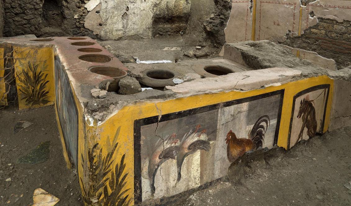 Ett gatuservering från början av vår tideräkning har grävts fram i Pompeji, komplett med nedsänkningar för de varma matkärlen längs disken. Foto: Luigi Spina/Pompejis arkeologipark/AP/TT