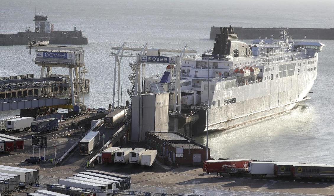Lastbilar kör upp på en färja i Dover i Storbritannien på juldagen efter att ha suttit strandade i flera dagar. Foto: Kirsty Wigglesworth/AP/TT