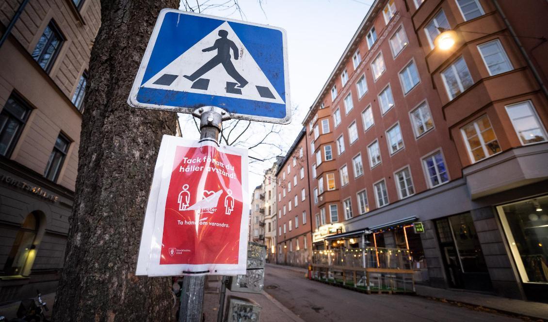 


I ett ödsligt Stockholm gläds nu många över att ett vaccin snart finns. Men debattören hävdar att riskerna med en snabb process är många. Foto: Sofia Drevemo/Epoch Times                                                                                                                                    