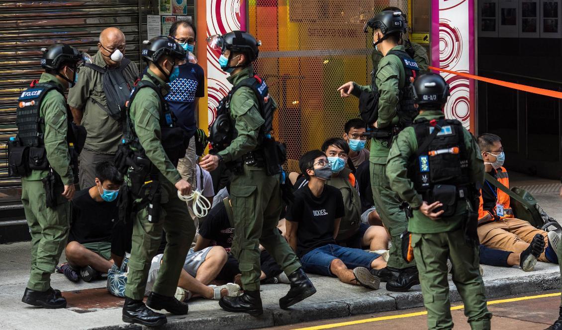Polisen griper demonstranter i Hongkong den 6 september 2020. Foto: DALE DE LA REY/AFP via Getty Images
