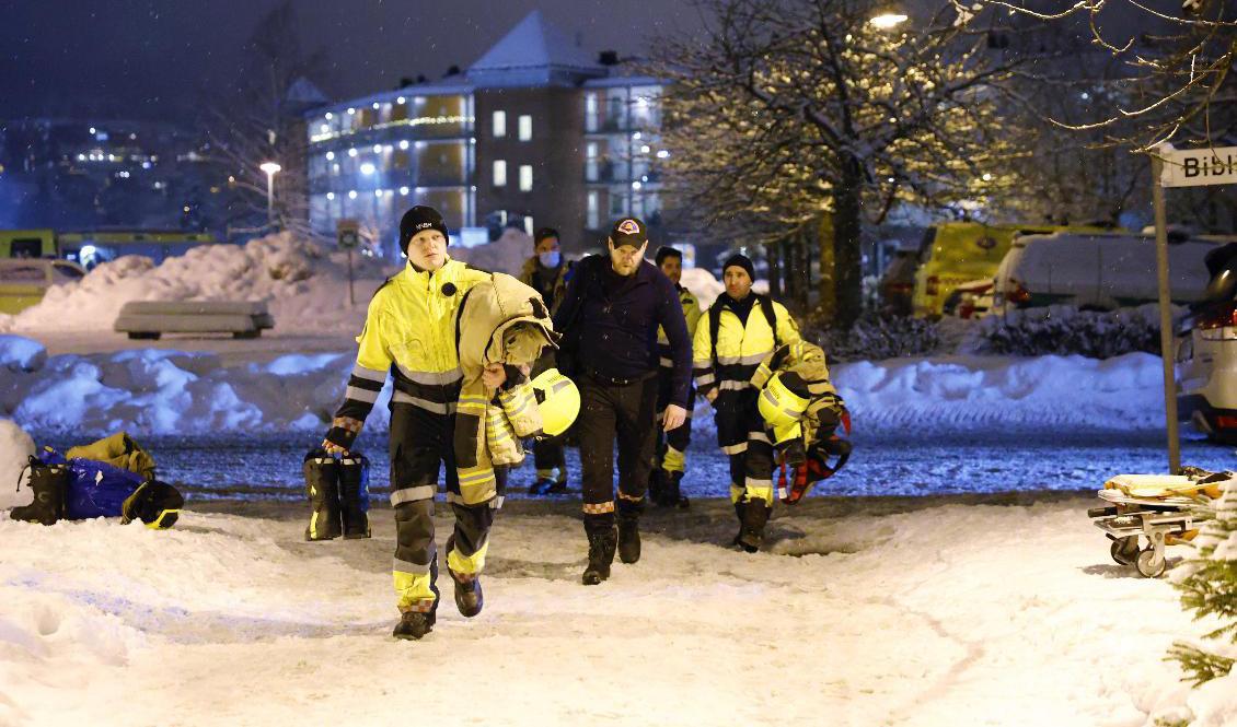Räddningsarbetet fortsätter på lördagen med dagsljuset. Foto: Jil Yngland/NTB/TT