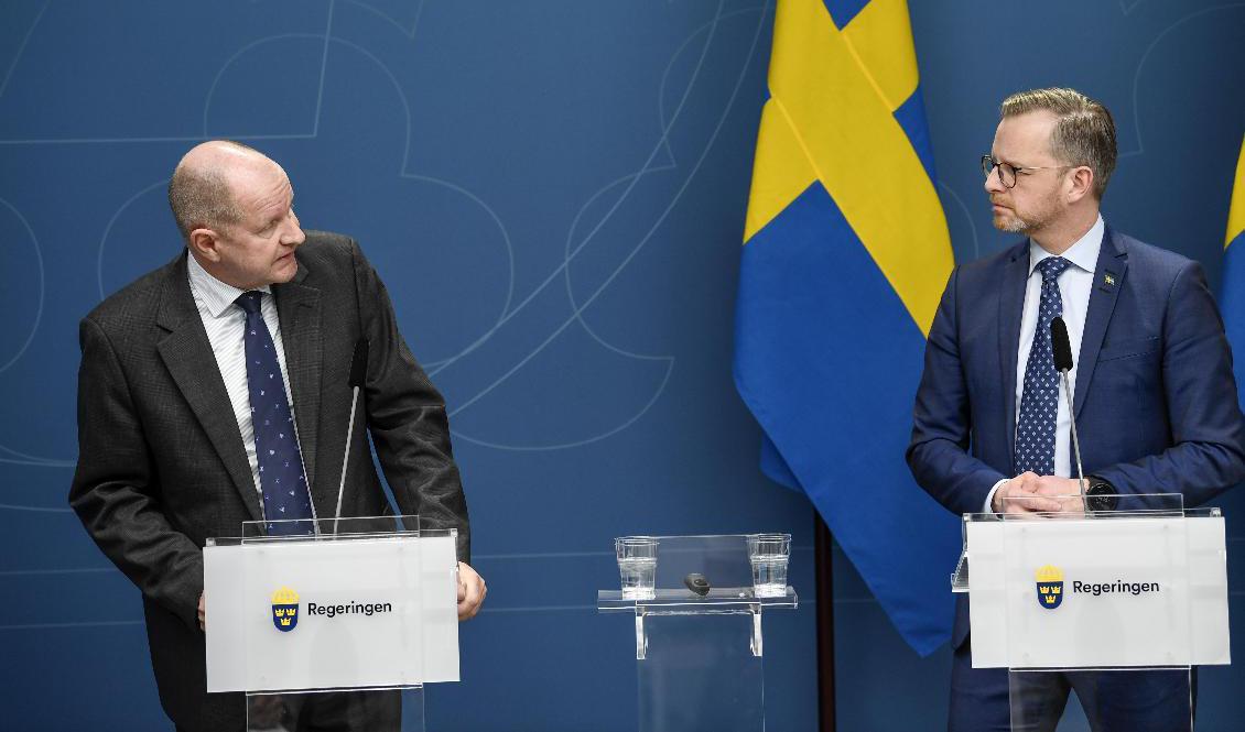Dan Eliasson och inrikesminister Mikael Damberg (S) under en pressträff i mars förra året gällande coronaviruset. Foto: Pontus Lundahl/TT