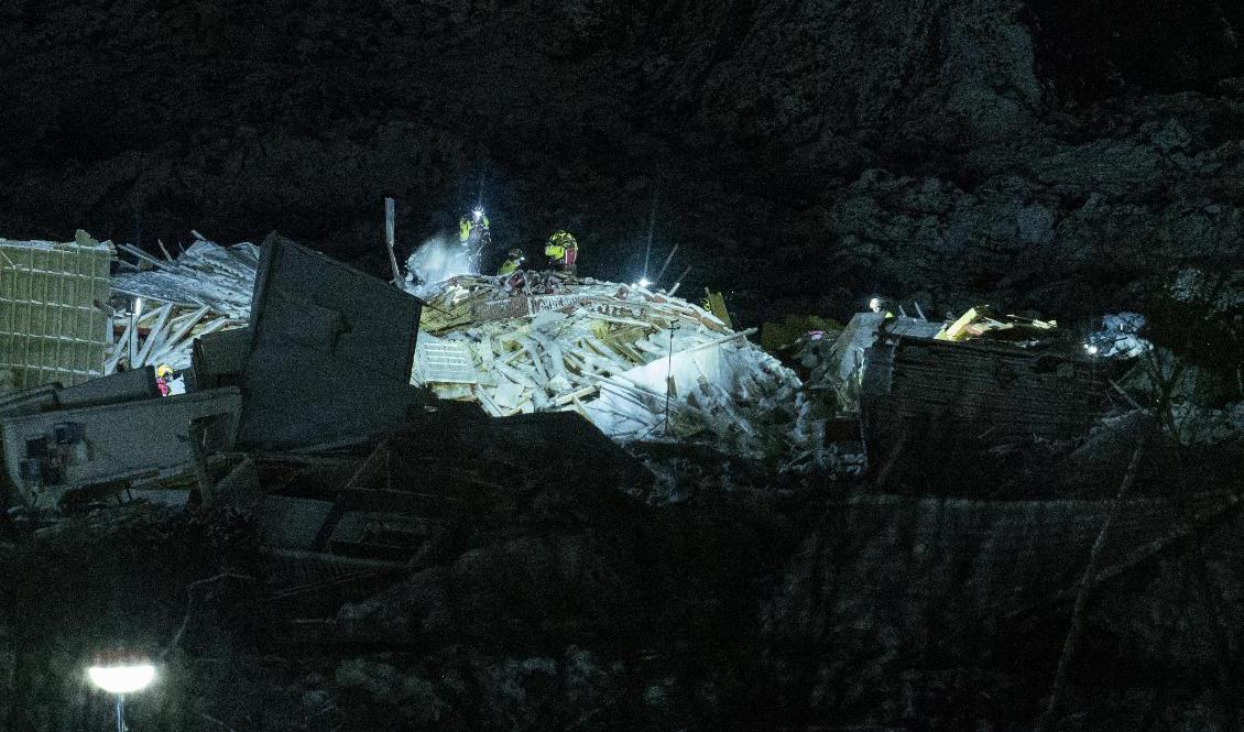 Sökandet fortsätter i Gjerdrum. Foto: Fredrik Hagen/NTB/TT