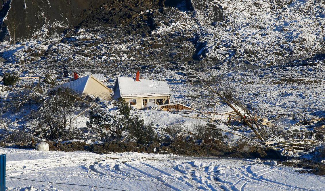 Räddningsarbetare fortsätter att leta efter överlevande i jordskredet i Norge. Foto: Terje Pedersen/NTB/TT