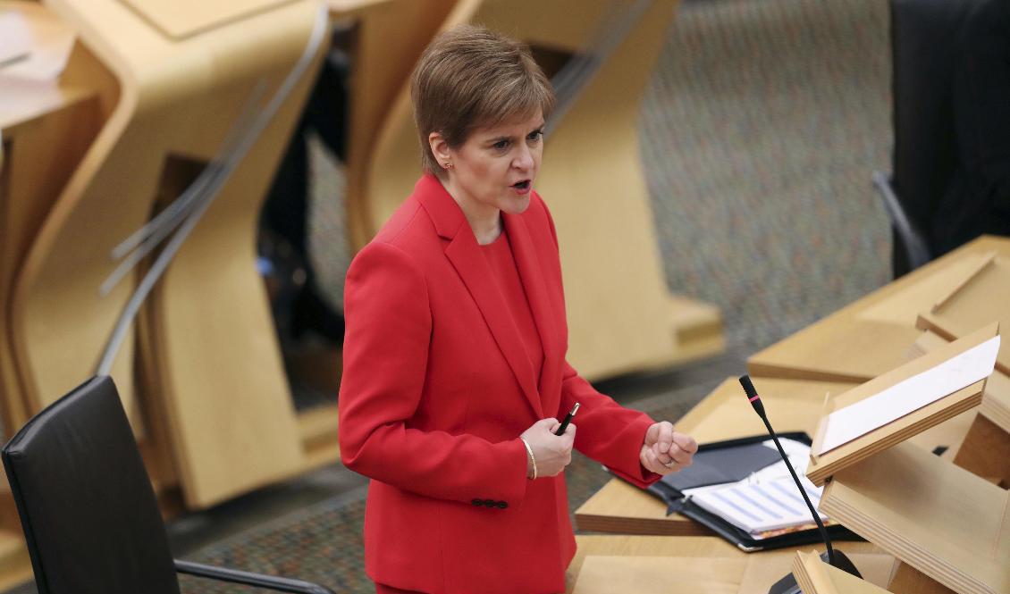 Den regionala regeringschefen i Skottland, Nicola Sturgeon, har beska besked till den brittiska riksdelens befolkning. Från och med midnatt natten mot tisdag blir det strikt nedstängning på grund av det tilltagande antalet covidsmittade. Arkivbild. Foto: Russell Cheyne/AP/TT
