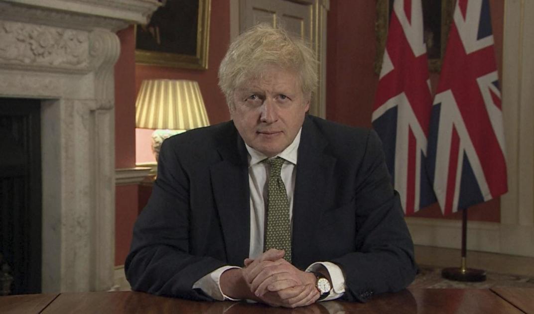 Storbritanniens premiärminister Boris Johnson tillkännager i ett tv-tal en stor nedstängning av England från och med onsdag. Foto: AP/TT