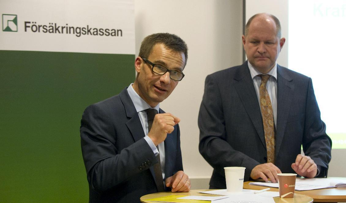M-ledaren Ulf Kristersson uppmanar MSB:s generaldirektör Dan Eliassonatt lämna sitt jobb. Arkivbild från 2011 när Kristersson var socialförsäkringsminister och Dan Eliasson Försäkringskassans generaldirektör. Foto: Bertil Ericson/TT