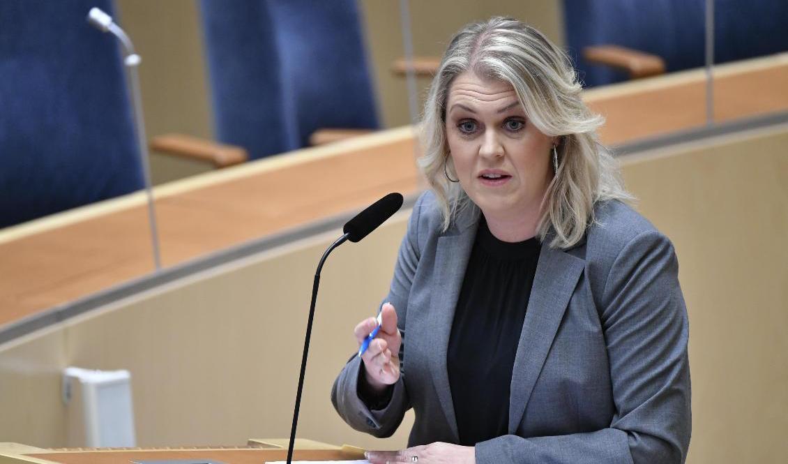 Socialminister Lena Hallengren (S) vill få mer kraftfulla och träffsäkra verktyg för att hindra smittspridningen. Foto: Henrik Montgomery/TT