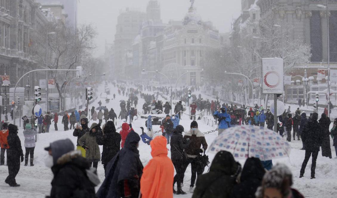 Boende i centrala Madrid förundras över snömassorna. Foto: Andrea Comas/AP/TT