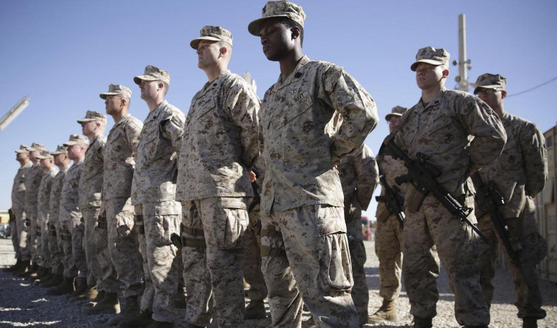 USA minskar sin bemanning i Afghanistan och Irak. Här står amerikanska soldater på led vid en anläggning i Helmand-provinsen, i januari 2018. Arkivbild. Foto: Massoud Hossaini/AP/TT