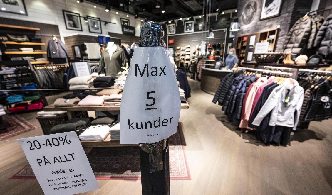 Max 5 kunder är det som tills vidare gäller i en av butikerna i köpcentrumet Emporia i Malmö. Arkivbild. Foto: Johan Nilsson/TT