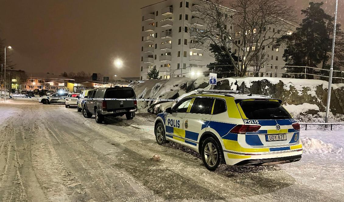 Polisen utreder en skottlossning i Valsta centrum. Foto: Pontus Altin/TT