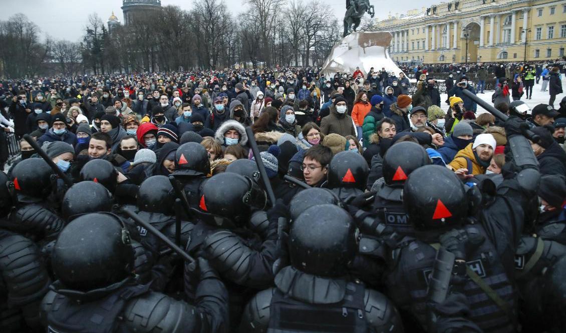 Demonstranter drabbar samman med polis under protester i S:t Petersburg på lördagen. Foto: Dmitri Lovetsky/AP/TT