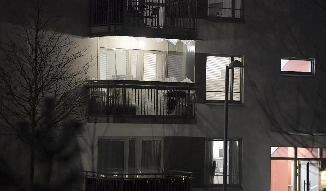 Polis och räddningstjänst ryckte ut till Kista i norra Stockholm efter larm om en explosion. Skador ses på en inglasad balkong till ett bostadshus. Foto: Janerik Henriksson/TT