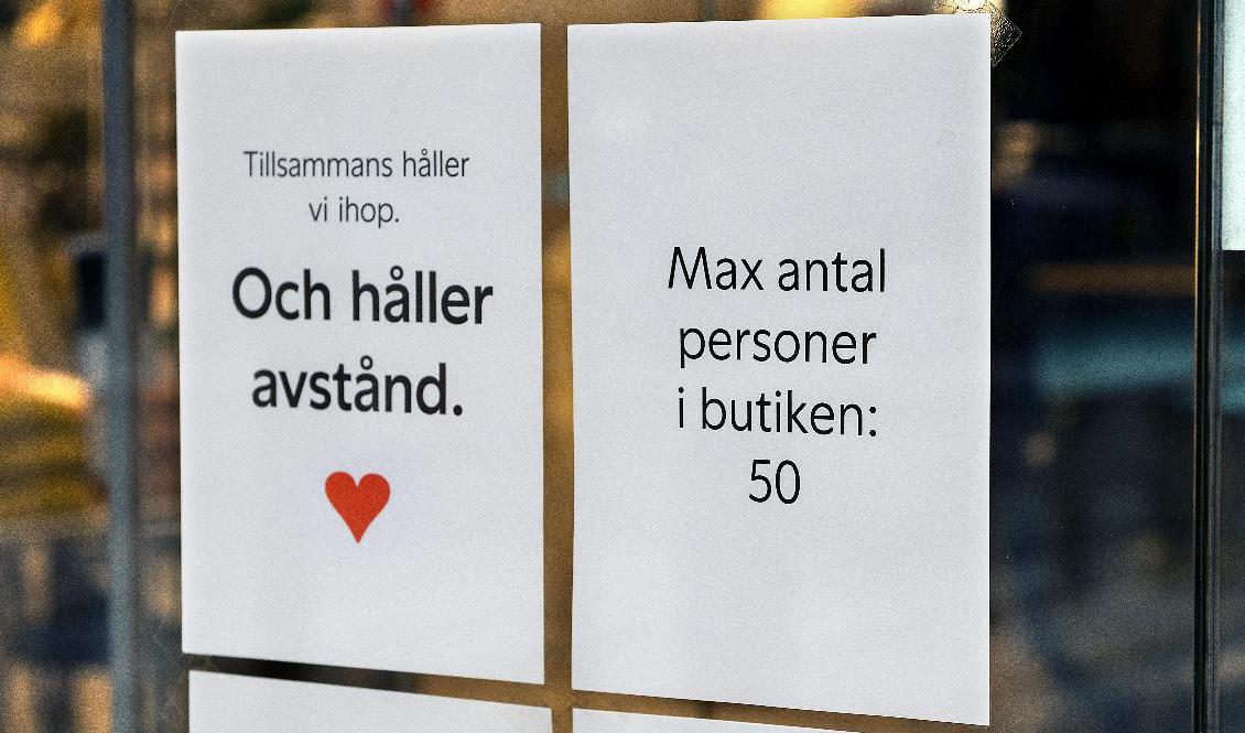 Skylt i butik påminner besökarna om vad som gäller. Arkivbild. Foto: Claudio Bresciani/TT