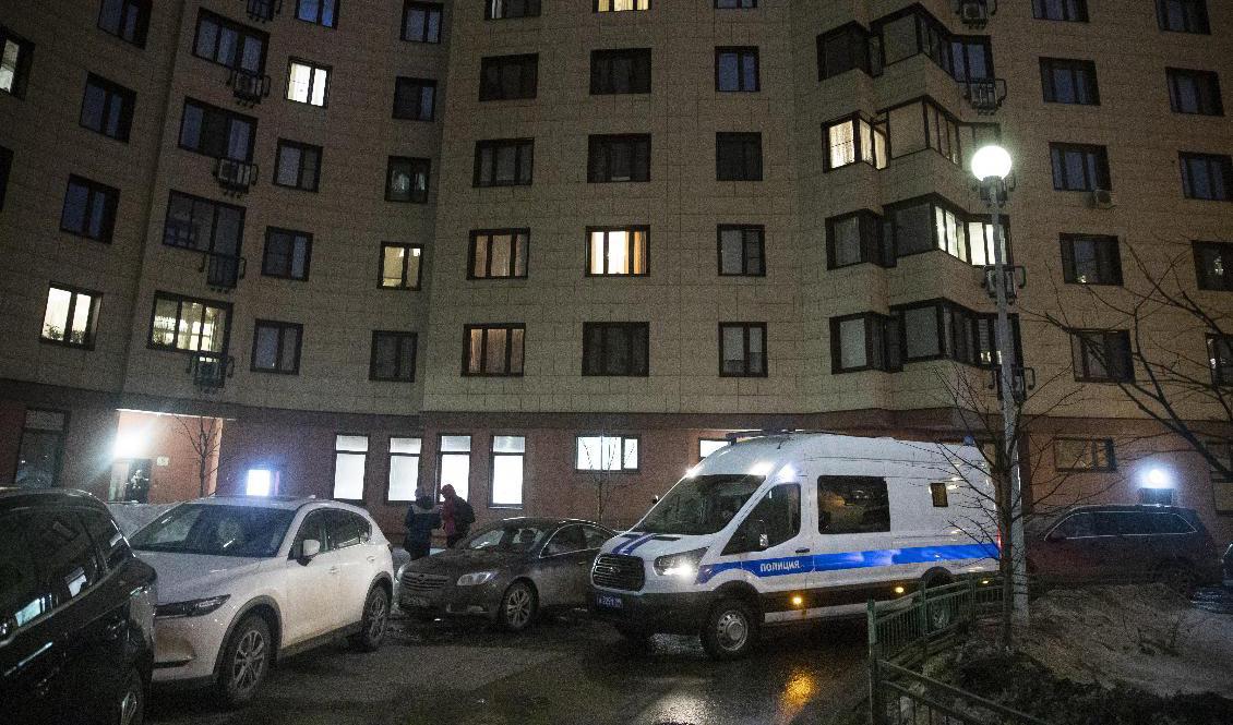 Ett polisfordon utanför det hus där den ryske oppositionsledaren Aleksej Navalnyjs bostad på onsdagen. Foto: Pavel Golovkin/AP/TT