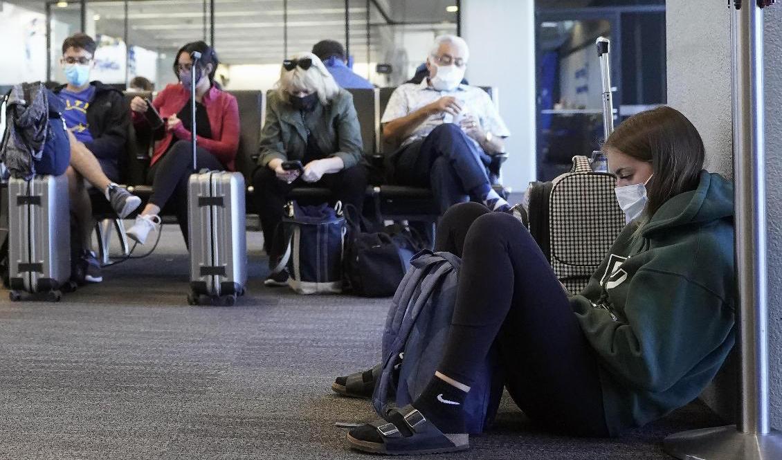 Den som ger sig ut i trafiken i USA, så väl på land som till havs och i luften, ska ha munskydd på sig. Arkivbild. Foto: Jeff Chiu/AP/TT