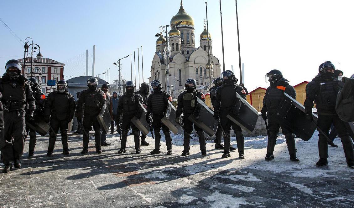 Polis i Vladivostok hindrade demonstranter från att ta sig till stadens centrala delar. Foto: Aleksandr Chitrov/AP/TT