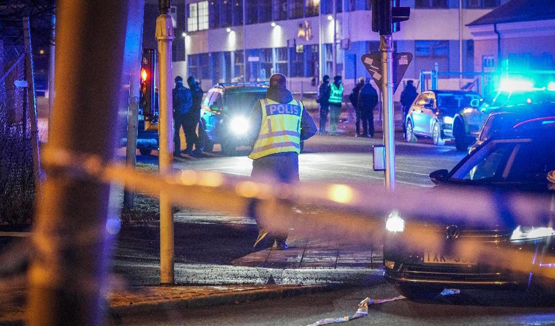 Polis på plats vid Västra Sandgatan i Helsingborg efter larm om skottlossning och bråk. Minst fem personer har skadats. Foto: Johan Nilsson/TT