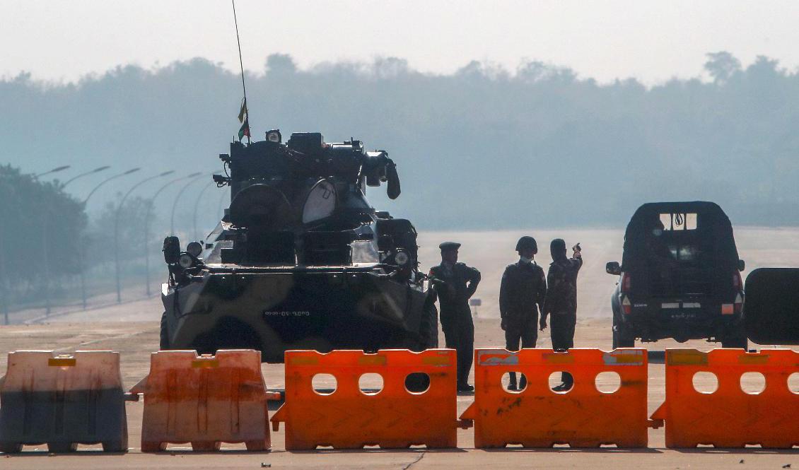 Militären står vakt vid en vägspärr nära parlamentet i Naypyitaw. Foto: AP/TT