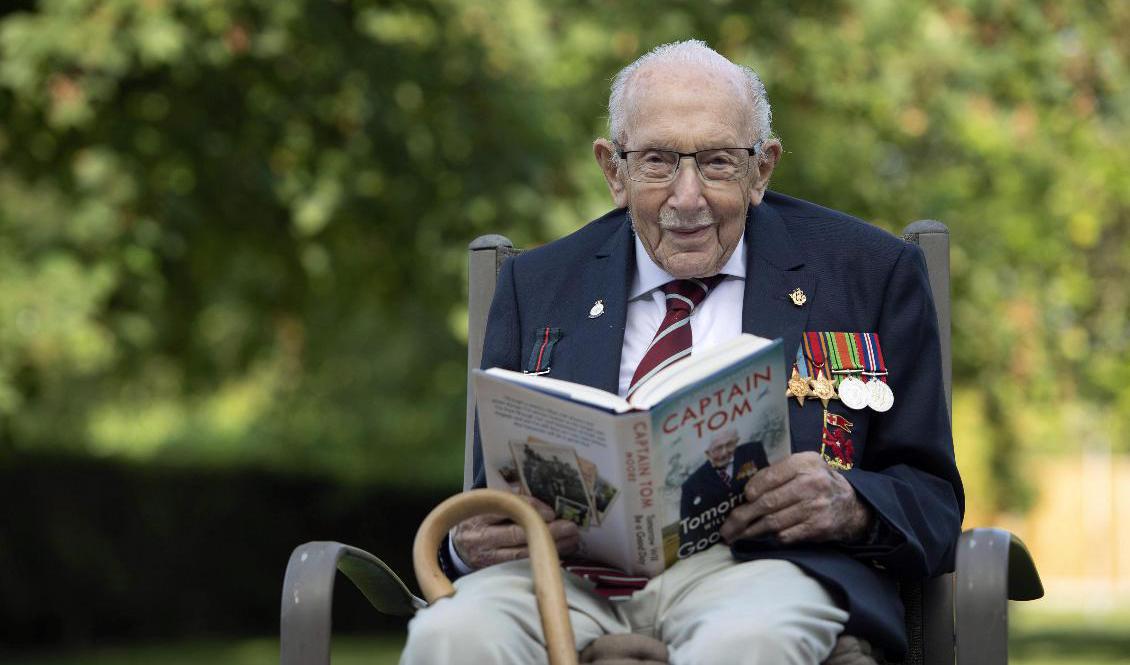 Den adlade brittiske superinsamlaren och krigsveteranen Tom Moore har avlidit med covid-19. Här på en bild från september 2020. Foto: Joe Giddens/AP/TT