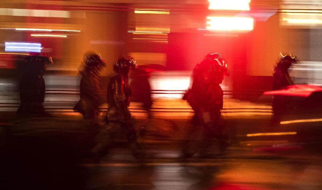 Kravallpolis griper in mot demonstranter i Moskva i tisdags. Foto: Victor Berezkin/AP/TT