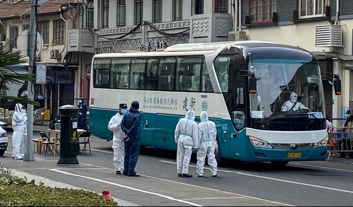 



Polis och arbetare med skyddskläder vid en buss där invånare i Huangpudistriktet i Shanghai den 21 januari 2021 evakueras efter flera nya virusfall. Foto: STF/AFP via Getty Images                                                                                                                                                                                