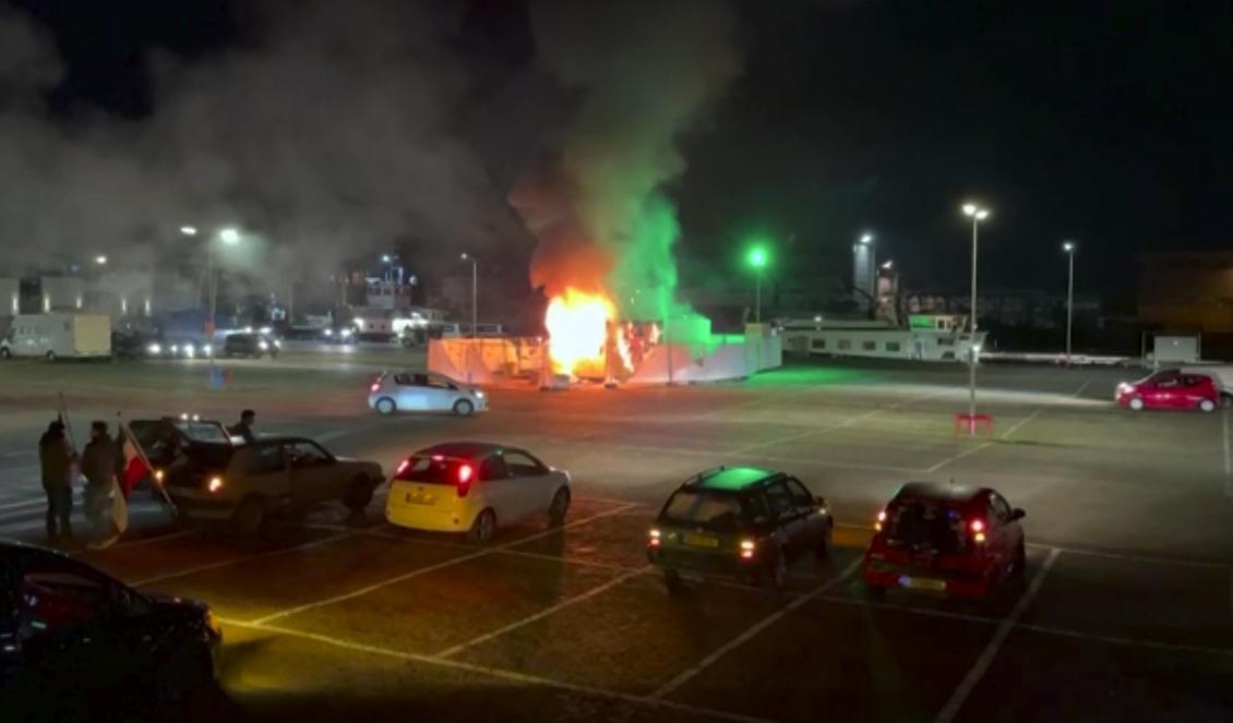 I den här bilden, tagen ur ett videoklipp, syns ett covidtestcenter som stuckits i brand i Urk, åtta mil nordöst om Amsterdam. Foto: Pro News/AP/TT