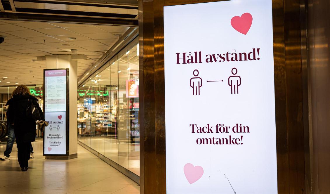 
Svenska myndigheters val att inte använda lockdown-strategi har gjort att butiker och andra verksamheter fortfarande kunnat hålla öppet, om än med restriktioner för att undvika trängsel. Foto: Sofia Drevemo                                            