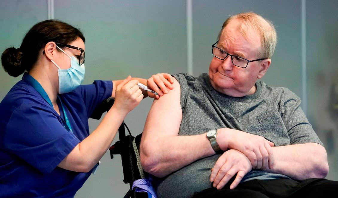 
Svein Andersen, 67 år, var först i Norge att få vaccinet mot covid-19, den 27 december 2020, Oslo, Norge. Foto: Fredrik Hagen/NTB/AFP via Getty Images                                            