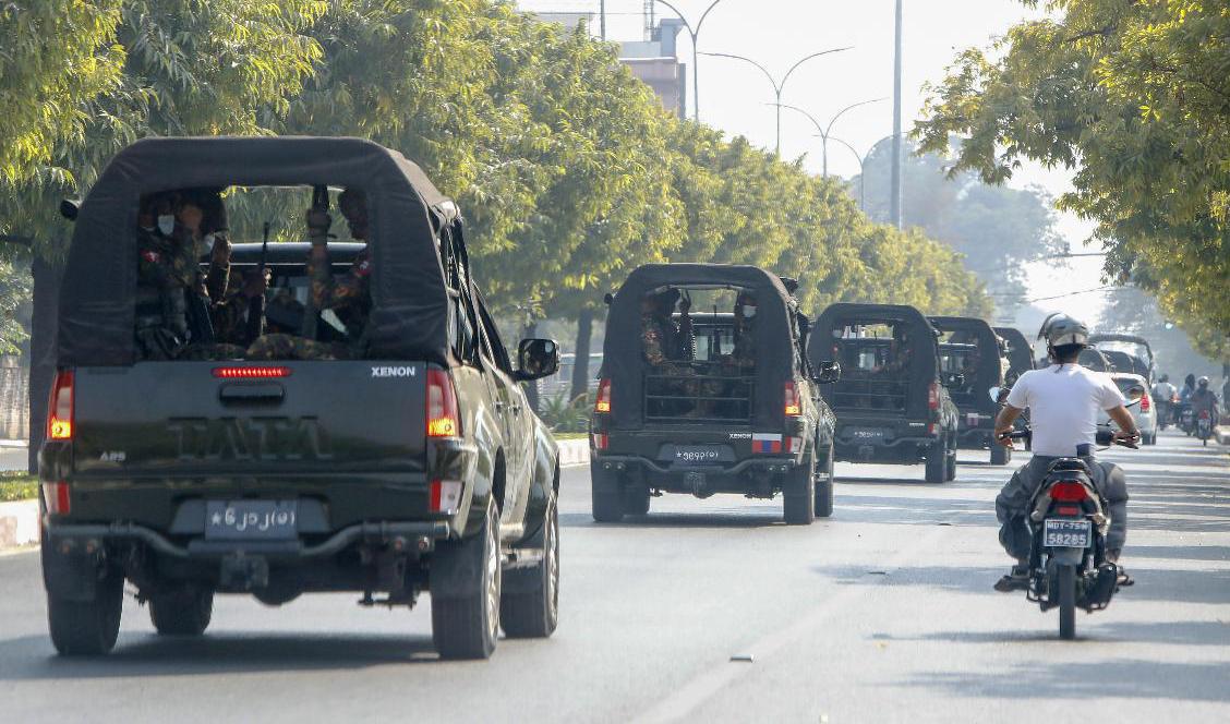 En militärkonvoj i patrull genom Myanmars näst största stad Mandalay. Foto: STR via AP/TT